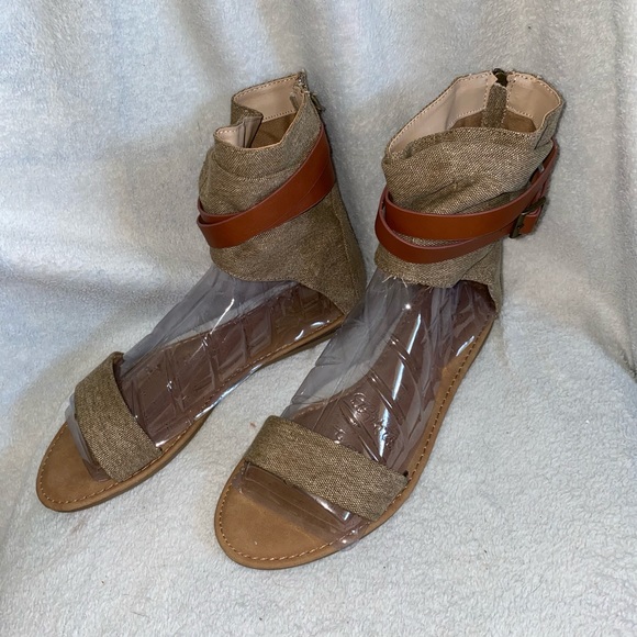 NEVER WORN sandals - Picture 2 of 3